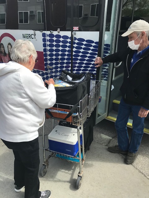 HIRTA staff delivering food